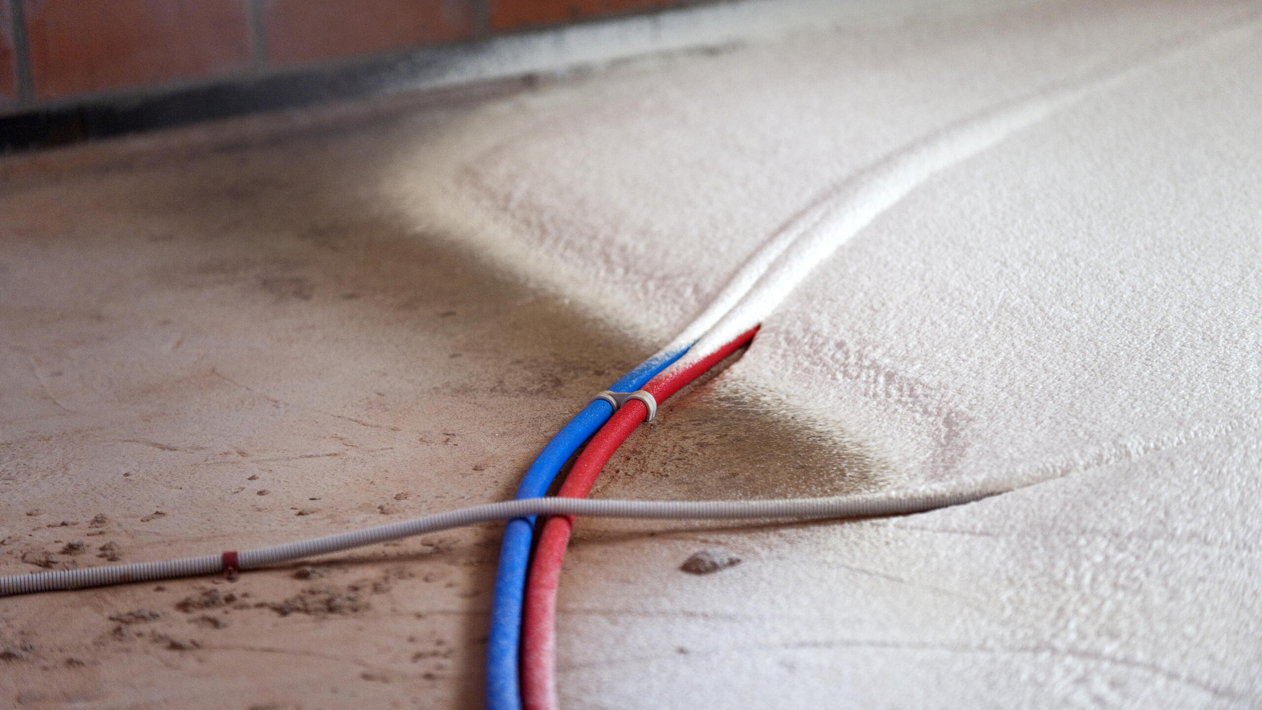 PUR dat gespoten wordt op betonplaat